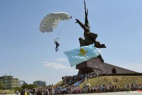 День ВДВ в городе Севастополь (мыс Хрустальный). Показательные выступления по рукопашному бою.
Прыжки парашютистов на мыс.
