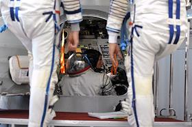 Участники основного экипажа МКС-45/46/ЭП-18 в составе  астронавта ЕКА Андреаса Могенсена, космонавта Роскосмоса Сергея Волкова, космонавта Республики Казахстан Айдына Аимбетова во время комплексных экзаменационных тренировок