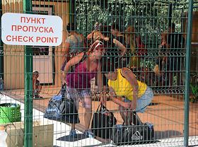 Люди на пограничном пункте пропуска «Армянск»