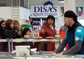 Российские туристы в рыбном магазине сети Disas