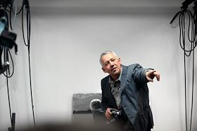 Директор фотослужбы Ъ, Павел Кассин во время фотосъемки в фотостудии ИД Ъ