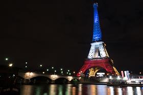 Виды Парижа. Эйфелева башня освещенная в цвета государственного флага Франции