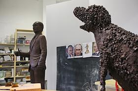 Шоколадную скульптуру Президента России Владимира Путина для показа на V Празднике шоколада в Петербурге 5 - декабря изготовили кондитеры компании Мастер-торт