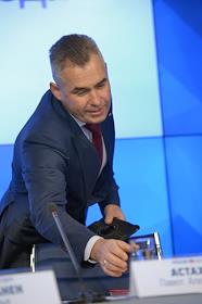 Круглый стол 'Формирование единого подхода к организации поиска пропавших детей и оказанию им помощи' в международном мультимедийном пресс-центре МИА 'Россия сегодня'.  Участники: уполномоченный при президенте РФ по правам ребенка Павел Астахов; председатель Комитета Госдумы РФ по вопросам семьи, женщин и детей Ольга Епифанова; директор Национального мониторингового центра помощи пропавшим и пострадавшим детям Александр Гришунин; уполномоченный по правам ребенка в Кировской области Владимир Шабардин; участник поисково-спасательного отряда 'Лиза Алерт' Григорий Сергеев; директор Генерального директората по вопросам демократии Совета Европы Марья Руотанен