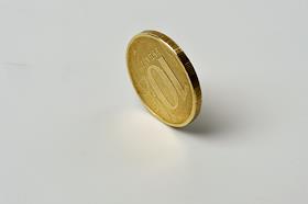 Обложка для журнала 'Деньги'. Монета достоинством десять рублей