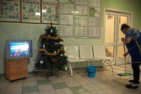 Трансляция ежегодной пресс-конференции президента России Владимира Путина. Телевизор в вестибюле ветеринарной клиники