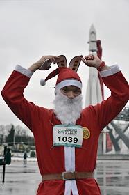 Благотворительный забег Дедов Морозов Happy Run на территории ВДНХ