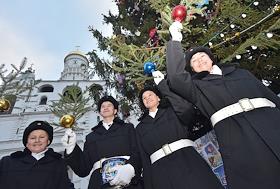 Украшение новогодней елки на территории Соборной площади Кремля