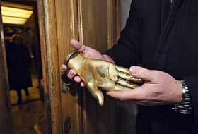 Демонтаж руки со старого здания ИД 'Коммерсантъ' на улице Врубеля