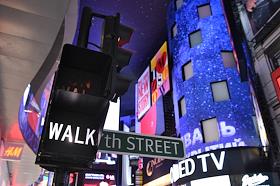 Подборка. Жанровое фото. Распродаажа, заснеженная Москва, автомобили припаркованные вдоль дороги