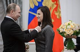 Президент России Владимир Путин вручает премии молодым ученым в Кремле