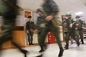 Суворовский наказ 'В ученье трудно- легко в бою' курсанты ВДВ  усваивают крепко в нелегких буднях учебных классов, на полигонах и войсковых ученьях, плечом - к плечу с офицерами, прошедшими 'горячие точки',  в небесах и на земле, которую им защищать , как мать родную