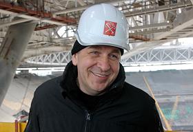 Игорь Албин (прежде носил фамилию Слюняев, вице-губернатор Санкт-Петербурга, на строительства стадиона 'Зенит Арена' во время инспекционной поездки ФИФА
