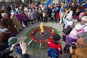 Церемония возложения цветов к монументу '1200 гвардейцев' посвященная взятию Кенигсберга