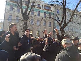 Более 50 художников, выгнанных с Арбата, задерживаемых там
полицией с января 2016, собрались на сход на Гоголевском бульваре.
