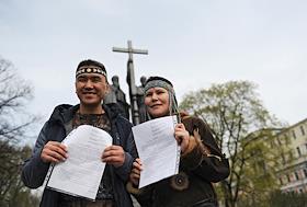 Старт петиционной кампании на собачьих упряжках состоится 26 апреля. Организаторами акции выступает инициативная группа граждан, уроженцев Крайнего Севера. На национальных собачьих упряжках организаторы проследуют в приёмную Министерства промышленности и торговли России в целях вручения петиции об отмене утилизационного сбора на снегоходы