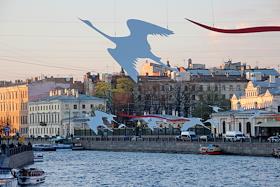 Праздничное украшение города к Дню Подебы 9 мая - силуэту летящих журавлей над рекой Фонтанка, как память о погибших солдатах