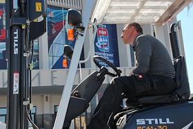 Дворец сорта 'Юбилейный' готовят к Чемпионату мира по хоккею. Проверка информационных экранов на главной арене