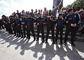 Празднование Дня Победы в Киеве. Президент Украины Петр Порошенко во время церемонии возложения цветов к Вечному огню и могиле Неизвестного Солдата. Торжественная церемония состоялась в Мемориале Вечной Славы. потасовка полиции и правого сектора. Фотовыставка 'Матери героев'. Акция 'Бессмертный полк'