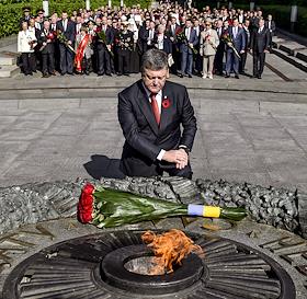 День победы над нацизмом. Президент Украины Петр Порошенко во время церемонии возложения цветов к Вечному огню и могиле Неизвестного Солдата. Торжественная церемония состоялась в Мемориале Вечной Славы