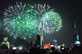 Праздничный фейерверк на Поклонной горе