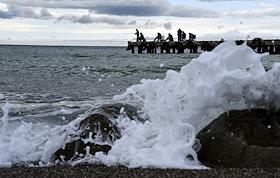Жанровые фотографии. Рабочие с кабелем. Рыбаки на пирсе. Бомж с импровизированной палаткой