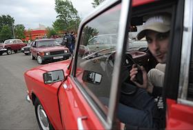 Праздник 'День Истинного Москвичевода' отмечается ежегодно с 2006 года. В этот день на площадке готовой продукции завода АЗЛК, на которой раньше стояли новенькие 'Москвичи', собираются представители всех клубов, занимающихся реставрацией, восстановлением и тюнингом машин этой марки