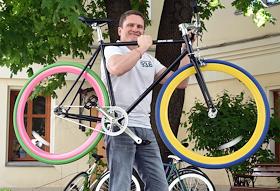 Участники московского велопарада от радиостанции КоммерсантЪ FM во дворе редакции