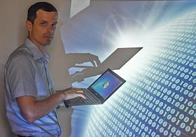 IT-отрасль Крыма переживает непростую трансформацию: две трети работников покинули полуостров из-за санкций, компании лишились заказчиков из стран Запада и учатся выживать в новых условиях.
Чтобы подтолкнуть к развитию стагнирующий рынок, соучредители компании «Софтвариум» создали в Симферополе одноименный IT-центр – сейчас в нем разрабатывается стратегия развития отрасли.
Соучредитель «Софтвариума» Денис Матросов. 
