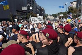 Акция обманутых вкладчиков прошла на Крещатике. В Киеве вкладчики ликвидируемых банков провели акции протеста с требованием вернуть депозиты.
