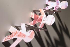 ОБложка журнала 'Деньги'. Человечки из рублевых купюр