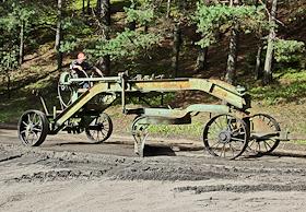 Старинный прицепной грейдер