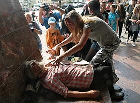 Шуточный парад 'зомби',в котором участвовали загримированные  молодые люди. Они прошли толпой по центральным улицам города и пугали прохожих