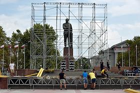 Монтаж сцены на площади Ленина в Симферополе