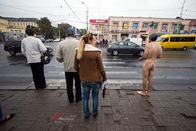 Голый мужчина на улицах Калининграда