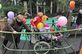 Игровая площадка на территории ВДНХ, адаптированная для детей с ограниченными возможностями