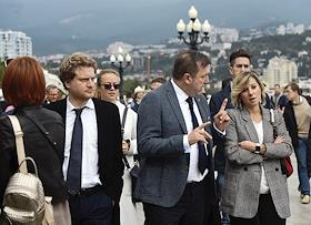 Россия,Республика Крым.Ялта.Делегация депутатов региональных советов и представителей делового сообщества Италии находится с трехдневным визитом в Крыму. В состав делегации вошли 18 человек, которые представляют пять регионов Италии: Венето, Лигурию, Ломбардию, Тоскану, Эмилию-Романью.
Визит делегатов на винзавод 'Массандра'
Члены делегации на набережной Ялты