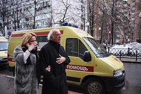 Цветы у здания Академического ансамбля песни и пляски Российской армии имени А.В.Александрова. Самолет Министерства обороны России Ту-154, на борту которого находились артисты ансамбля, потерпел крушение у побережья Черного моря в Сочи