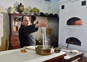 В Коломне восстановили по старинным рецептам забытые вкусы — пастилы и калачей, а потом и исторический центр города. От туристов сейчас нет отбоя