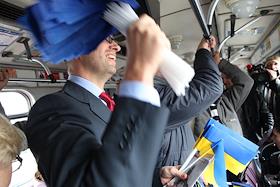 Арсений Яценюк и Юрий Луценко раздали листовки в Киевском метрополитене с призывом поддержать евроинтеграционный курс Украины