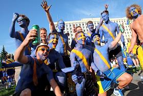 Торжественный марш-парад шведских болельщиков перед стартовым футбольный матчем группового этапа финальной части чемпионата Европы 2012 Украина - Швеция