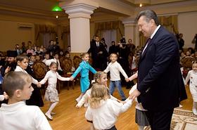 Рабочая поездка Виктора Януковича в Черновицкую область. Совещание с административно-хозяйственным активом области. Встреча с трудовым коллективом ООО 'Машзавод' (Черновцы). Посещение многодетной семьи Михаила Жара (с.Молница, Герцаевский р-н). Торжественное открытие Дома инвалидов при Свято-Вознесенском Банченском мужском монастыре (с.Банчены, Герцаевский р-н)