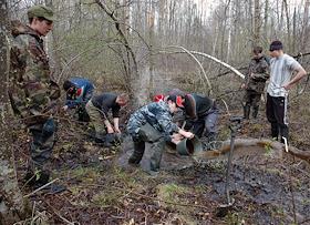 Бойцы поискового отряда ищут останки солдат Великой отечественной войны