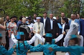 Крымско-татарский национальный праздник Хыдырлез, который проходит на 25-м километре трассы Симферополь – Бахчисарай, посетили порядка 40 тыс гостей