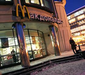 Рестораны быстрого питания 'Макдональдс' (McDonald's) на площади Горького и у Московского вокзала