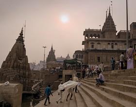 Репортаж из древнейшего города мира Варанаси в Индии и элитной школы санскрита , где учатся будущие гуру