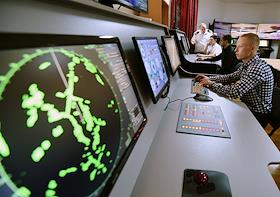 Студенты во время занятий на навигационном тренажере в Морском институте Севастопольского государственного университета