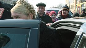 Торжественное возложение цветов к памятнику Тараса Шевченко по случаю 192-й годовщины со дня рождения Кобзаря. Митинг, организованный УНА-УНСО по случаю пятой годовщины дня столкновения с милицией в рамках акции 'Украина без Кучмы'