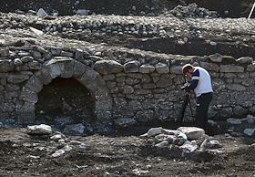 На месте строительства федеральной трассы 'Таврида' обнаружен участок старинной дороги и каменный мост.
Археологический объект найден в районе поворота на село Некрасовка участниками Крымской новостроечной археологической экспедиции Института археологии РАН. Тип кладки камня и сам материал указывают на время строительства этой дороги - предположительно XVIII век