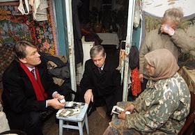 Виктор Ющенко на Чернобыльской атомной электростанции (ЧАЭС). Свято-Ильинская церковь. Церемония возложения цветов к мемориалу участникам ликвидации последствий аварии на ЧАЭС 'Спасшим мир'. Блочный щит управления БЩУ-3, где наблюдал за операциями по выгрузке отработанного ядерного топлива из реактора 3-го энергоблока ЧАЭС. Хранилище отработанного ядерного топлива. Встреча с жителями зоны отчуждения. Фондохранилище, экспонаты которого станут частью коллекции будущего этнографического музея украинского Полесья.

